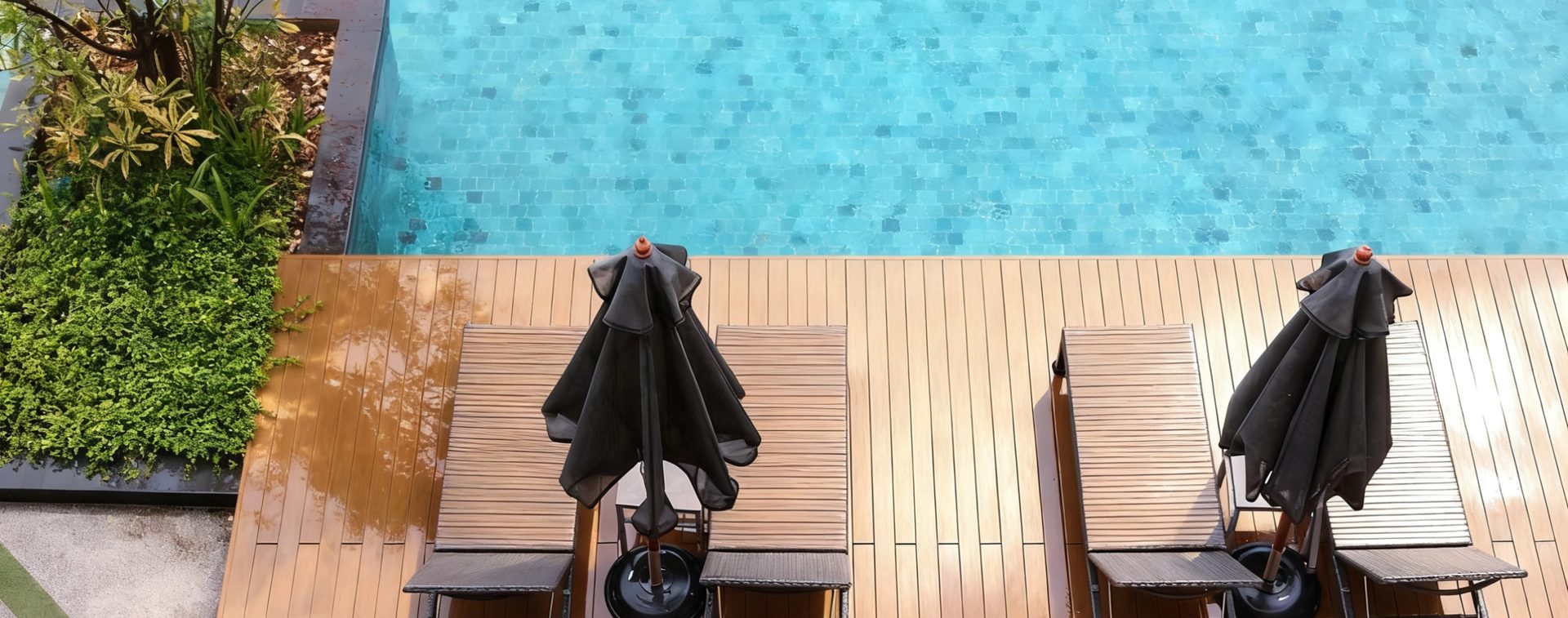 Plage de piscine en décking Pop'Oak — vue aérienne