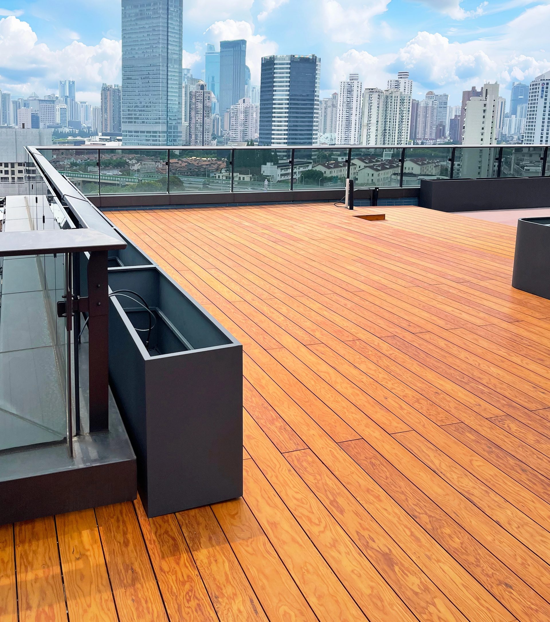 Toiture-terrasse en décking Pop'Oak avec vue sur Shanghai