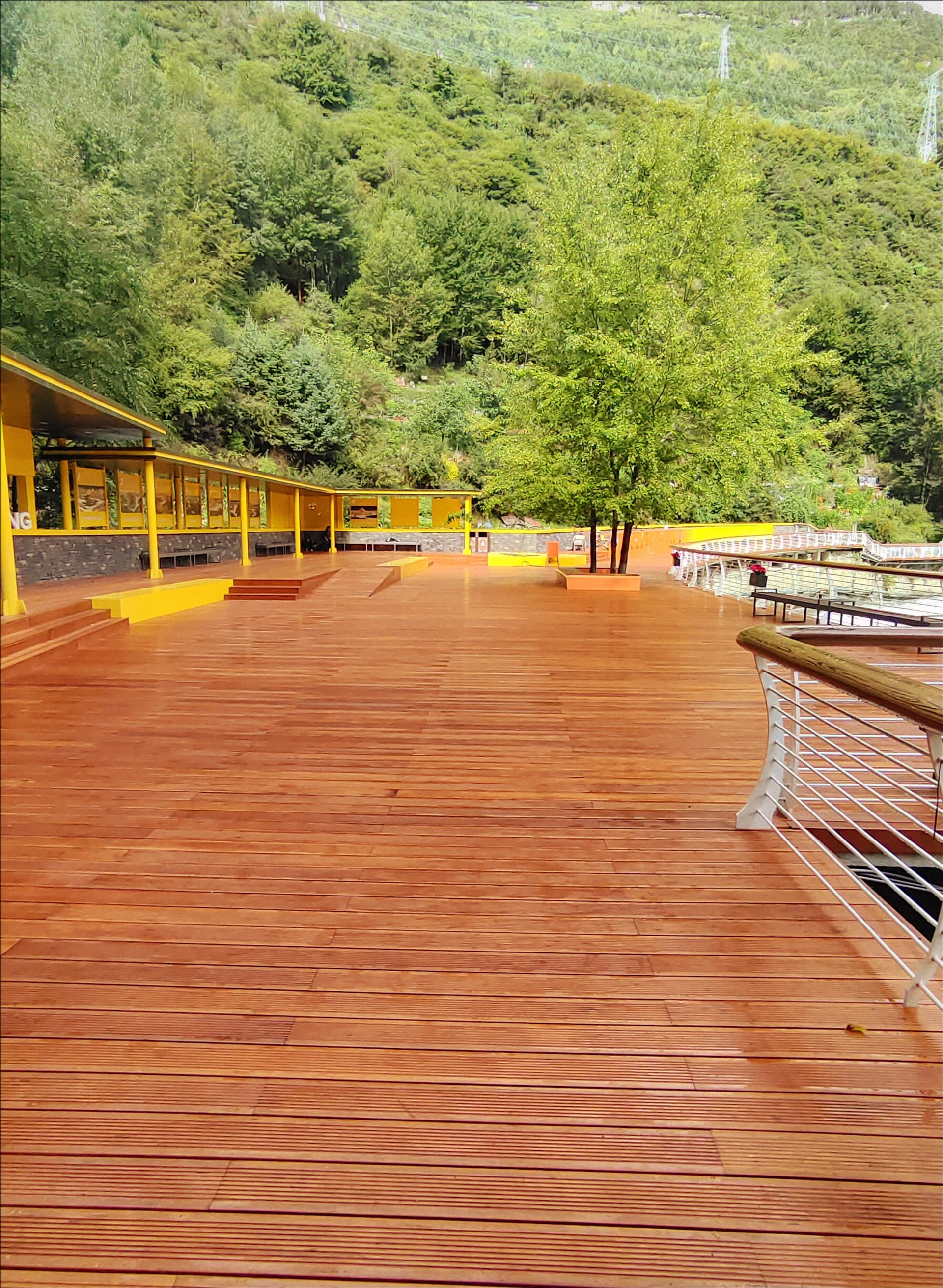 Walkway en bord de montagne en décking Pop'Oak