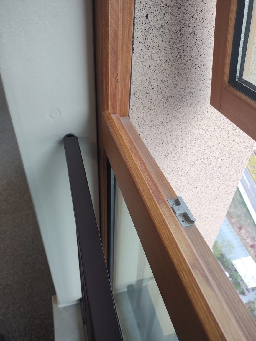 Fenêtre installée 2014, photographiée 2024 — joints intacts, ouvrant aligné, sans intervention.