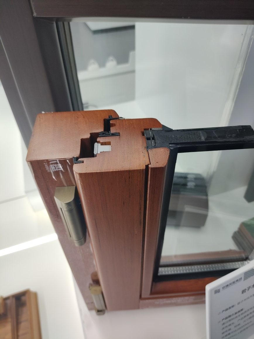 Détail du profil bois Pop'Oak — section, grain et finition